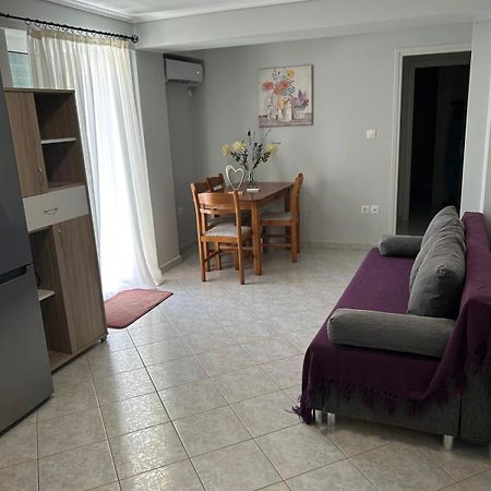 Παραλιακό Διαμέρισμα Με Αυλή Gythio Exterior photo