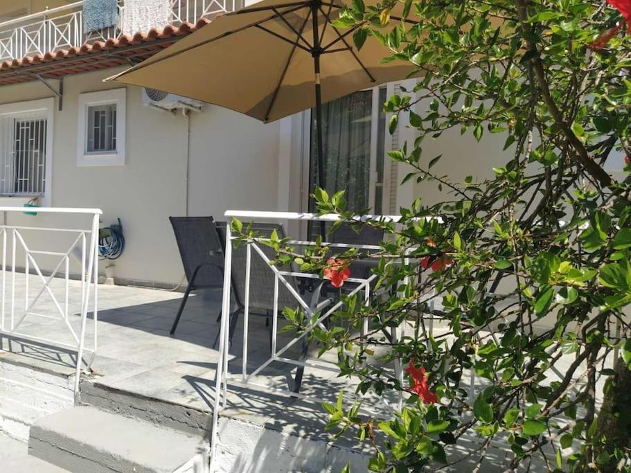 Παραλιακό Διαμέρισμα Με Αυλή Gythio Exterior photo