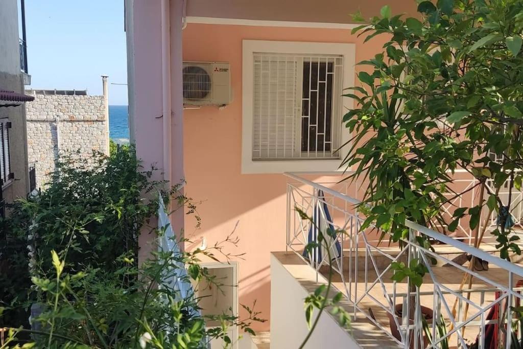 Παραλιακό Διαμέρισμα Με Αυλή Gythio Exterior photo