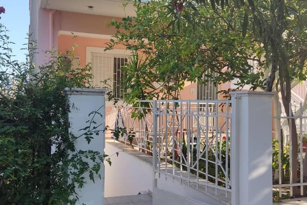 Παραλιακό Διαμέρισμα Με Αυλή Gythio Exterior photo