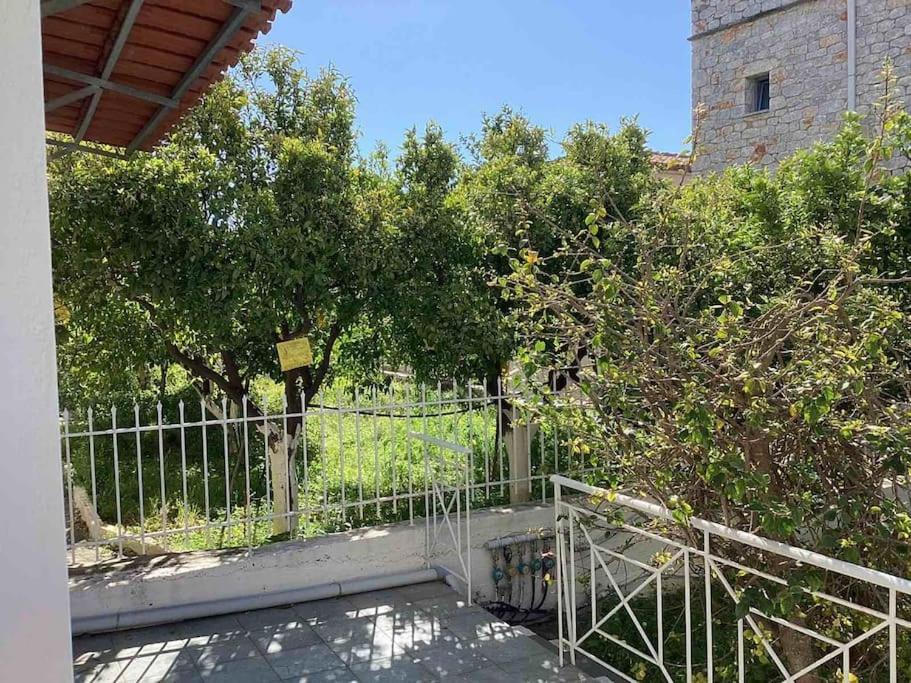Παραλιακό Διαμέρισμα Με Αυλή Gythio Exterior photo